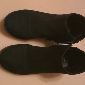 Girls black boots
